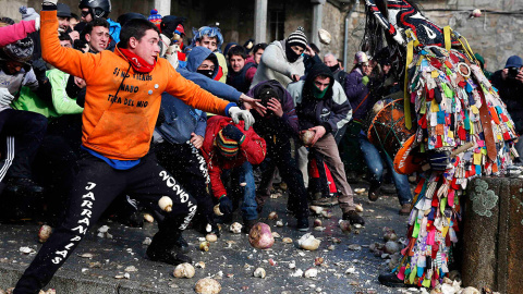 Una imagen de la fiesta tradicional de Jarrampas, en Piornal (Extremadura). Durante el tradicional festejo, declarado este año de interés turístico nacional,  se lanzaron 24.000 kilos de nabos.