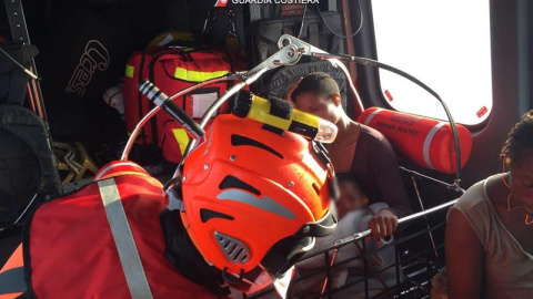 Fotografía facilitada por la Guardia Costera Italiana que muestra a inmigrantes que fueron rescatados del Mar Mediterráneo durante su evacuación en helicóptero. - EFE Fotografía facilitada por la Guardia Costera Italiana que muestra a inmigrantes que fueron rescatados del Mar Mediterráneo durante su evacuación en helicóptero. - EFE