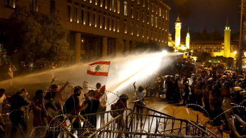 Manifestantes libaneses se rocían con agua durante una protesta contra la corrupción y contra la incapacidad del gobierno para resolver una crisis de eliminación de basura , en la plaza Mártir, Downtown Beirut , Líbano. REUTERS