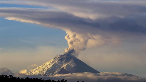 Vista del volcán Cotopaxi emitiendo ceniza y vapor en Quito (Ecuador). El Ministerio Coordinador de Seguridad, con base a informes del Instituto Geofísico (IG) de la Escuela Politécnica Nacional, indicó que el Cotopaxi "continúa con su acti