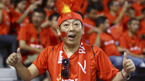 Un aficionado chino gesticula antes de la Copa del Mundo 2018 partido de fútbol de clasificación entre China y Qatar en Doha. REUTERS