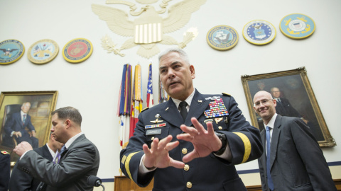 General John Campbell , comandante de las fuerzas estadounidenses en Afganistán , se prepara para declarar ante Comité de Servicios Armados audiencia sobre " Estrategia de Estados Unidos en Afganistán " en el Capitolio en Washington. REUTER