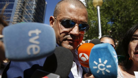 El empresario promotor y principal acusado por la tragedia del Madrid Arena, Miguel Ángel Flores, atiende a los medios de comunicación en la Audiencia Provincial de Madrid, donde hoy se le ha condenado a cuatro años de prisión por la muerte El empresario promotor y principal acusado por la tragedia del Madrid Arena, Miguel Ángel Flores, atiende a los medios de comunicación en la Audiencia Provincial de Madrid, donde hoy se le ha condenado a cuatro años de prisión por la muerte