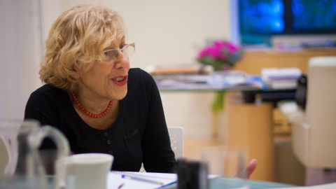 La alcaldesa de Madrid, Manuela Carmena, durante la entrevista de este jueves, 7 de octubre, en su despacho del Ayuntamiento de la capital. CHRISTIAN GONZÁLEZ La alcaldesa de Madrid, Manuela Carmena, durante la entrevista de este jueves, 7 de octubre, en su despacho del Ayuntamiento de la capital. CHRISTIAN GONZÁLEZ
