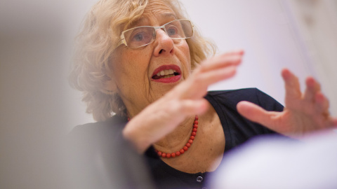 La alcaldesa de Madrid, Manuela Carmena, durante la entrevista de este jueves, 7 de octubre, en su despacho del Ayuntamiento de la capital. CHRISTIAN GONZÁLEZ La alcaldesa de Madrid, Manuela Carmena, durante la entrevista de este jueves, 7 de octubre, en su despacho del Ayuntamiento de la capital. CHRISTIAN GONZÁLEZ
