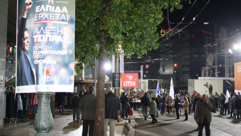 Seguidores y simpatizantes de Syriza llegan al lugar donde se ha celebrado el mitin de cierre de campaña, en Atenas. SARA SERRANO