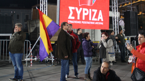 Unos jóvenes con una bandera republicana española en el mitin de cierre de campaña de Syriza, en Atenas. SARA SERRANO