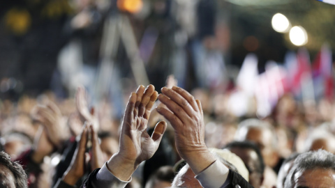 Un simpatizante de Syriza aplaude durante el mitin final de campaña, en Atenas. REUTERS/Yannis Behrakis