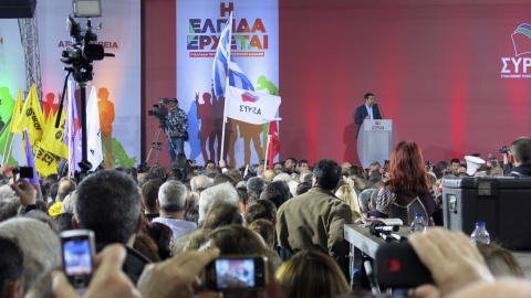 El líder de Syriza, Alexis Tsipras, durante su intervención en el mitin final de su campaña celebrado hoy en Atenas. EFE/Gerard de Josep