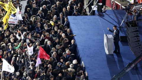 El líder de Syriza, Alexis Tsipras, en el escenario del mitin de cierre de campaña en Atenas. REUTERS/Marko Djurica
