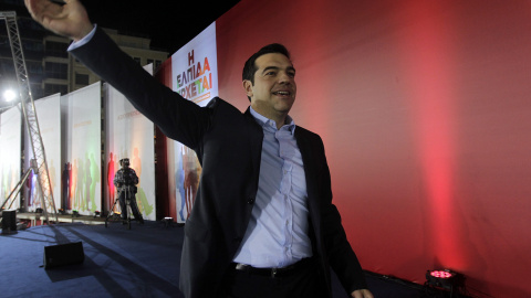 El líder de Syriza, Alexis Tsipras, saluda a sus simpatizantes durante el mitin final de su campaña, en Atenas . EFE/Yannis Kolesidis