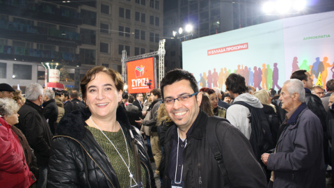 Los dirigentes de Guanyem Ada Colau y Jaume Asens, en el mitin de cierre de campaña de Syriza en Atenas. SARA SERRANO
