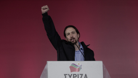 El líder de Podemos, Pablo Iglesias, saluda a los seguidores de Syriza, en el mitin final de la campaña del líder de Syriza, Alexis Tsipras, en Atenas. EFE/YANNIS KOLESIDIS