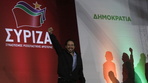 El secretario general de Podemos, Pablo Iglesias, saluda durante el mitin final del partido izquierdista Syriza en Atenas (Grecia). EFE/Yannis Kolesidis