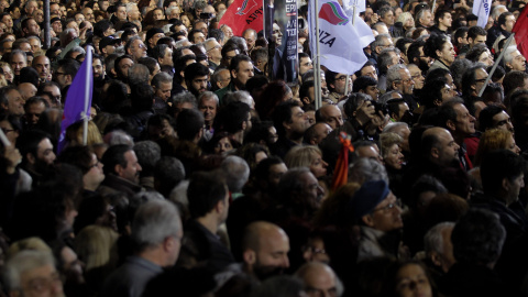 Seguidores de partido opositor de izquierda, escuchan a Alexis Tsipras, durante el mitin de cierre de campaña en Atenas. EFE/ORESTIS PANAGIOTOU