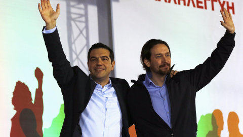 El líder de Syriza, Alexis Tsipras, y el secretario general de Podemos, Pablo Iglesias, saludan a los asistentes al mitin final de campaña, en Atenas. REUTERS/Yannis Behrakis