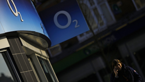 Una mujer habla por su mávil junto a una tienda de O2, en Loughborough (Inglaterra). REUTERS/Darren Staples Una mujer habla por su mávil junto a una tienda de O2, en Loughborough (Inglaterra). REUTERS/Darren Staples