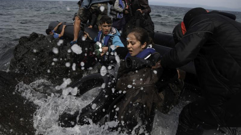 Refugiados llegan a la costa griega en la isla de Lesbos. EFE / Yannis Kolesidis Refugiados llegan a la costa griega en la isla de Lesbos. EFE / Yannis Kolesidis