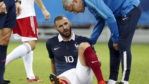 Benzema sentado tras sentir molestias en el partido contra Armenia. /REUTERS Benzema sentado tras sentir molestias en el partido contra Armenia. /REUTERS