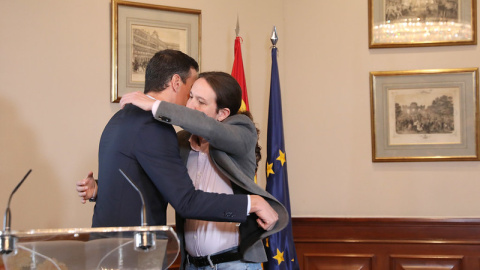 Abrazo entre Pablo Iglesias y Pedro Sánchez, después de anunciar el preacuerdo para un Gobierno de coalición. FOTO: PSOE Abrazo entre Pablo Iglesias y Pedro Sánchez, después de anunciar el preacuerdo para un Gobierno de coalición. FOTO: PSOE