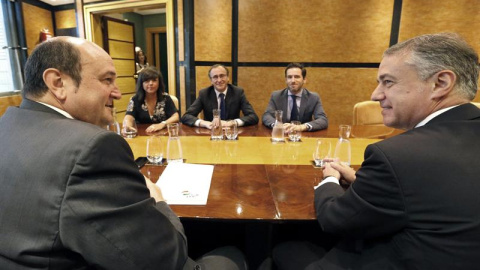 Urkullu (d), junto al presidente del PNV, Andoni Ortuzar (i), durante la reunión con el presidente del PPE, Alfonso Alonso (c); la secretaria general, Nerea Llanos (2i) y el presidente  en Gipuzkoa, Borja Semper. EFE/Luis Tejido