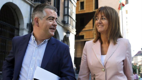 La secretaria general del PSE-EE Idoia Mendia (d), junto al secretario de Organización de esta formación, Miguel Ángel Morales, salen de Sabin Etxea, sede central del PNV, tras reunirse con el lehendakari