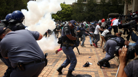 Represión policial en Sudáfrica. Las protestas en la Universidad de Witwatersrand de Johannesburgo por la subida de tasas, que deja fuera de la educación a muchas familias negras o con pocos recursos, han terminado con varios heridos. REUTE