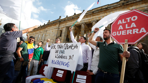 Estudiantes universitarios y partidarios del Acuerdo de Paz firmado entre el Gobierno y las Fuerzas Armadas Revolucionarias de Colombia (FARC) protestan durante una manifestación frente al Congreso en Bogotá, Colombia. REUTERS / John Vizcai
