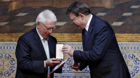 El cantautor Raimon recibe de manos del president de la Generalitat, Ximo Puig, la Alta Distinción con motivo del 9 d'Octubre. EFE El cantautor Raimon recibe de manos del president de la Generalitat, Ximo Puig, la Alta Distinción con motivo del 9 d'Octubre. EFE