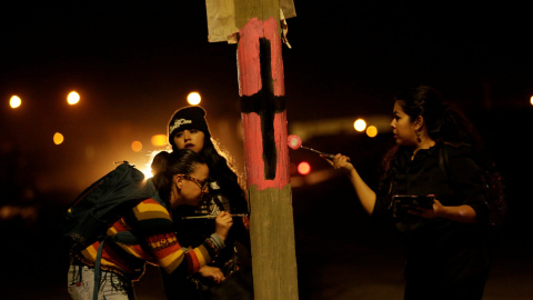 Unas activistas pintan una cruz negra en una farola para recordar a las víctimas de violencia machista con motivo del Día Internacional de la Mujer en Ciudad Juárez, Mexico. REUTERS/Jose Luis Gonzalez Unas activistas pintan una cruz negra en una farola para recordar a las víctimas de violencia machista con motivo del Día Internacional de la Mujer en Ciudad Juárez, Mexico. REUTERS/Jose Luis Gonzalez