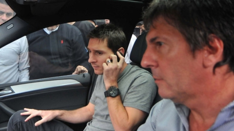 Messi y su padre a la salida de una vista anterior. Messi y su padre a la salida de una vista anterior.