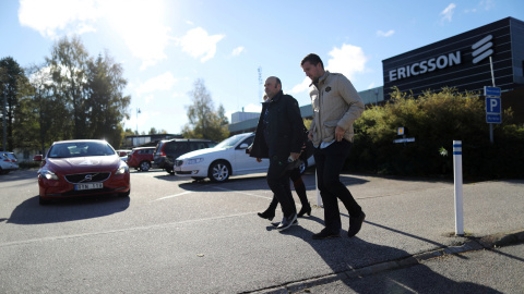 Trabajadores de Ericsson a la salida de su factoría en la localidad sueca de Boras. REUTERS Trabajadores de Ericsson a la salida de su factoría en la localidad sueca de Boras. REUTERS