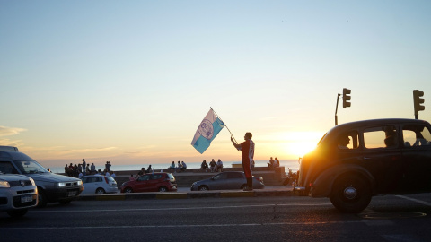 Un seguidor del candidato presidencial Luis Lacalle Pou sujeta una bandera del Partido Nacional en Montevideo. REUTERS Un seguidor del candidato presidencial Luis Lacalle Pou sujeta una bandera del Partido Nacional en Montevideo. REUTERS