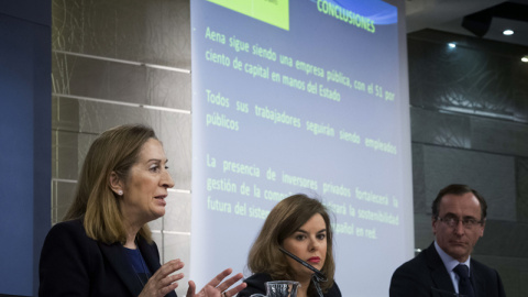 La ministra de Fomento, Ana Pastor, junto a la vicepresidenta Soraya Sáenz de Santamaría, y el titular de Sanidad, Alfonso Alonso, en la rueda de prensa posterior a la reunión del Consejo de Ministros, explica la salida a bolsa del 28% de La ministra de Fomento, Ana Pastor, junto a la vicepresidenta Soraya Sáenz de Santamaría, y el titular de Sanidad, Alfonso Alonso, en la rueda de prensa posterior a la reunión del Consejo de Ministros, explica la salida a bolsa del 28% de