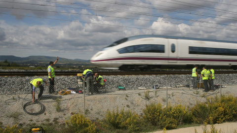 Imagen del jueves pasado de técnicos de ADIF reparando los cables de cobre y de fibra óptica que fueron cortados y que provocaron la paralización del servicio del AVE. EFE/Jaume Sellart Imagen del jueves pasado de técnicos de ADIF reparando los cables de cobre y de fibra óptica que fueron cortados y que provocaron la paralización del servicio del AVE. EFE/Jaume Sellart
