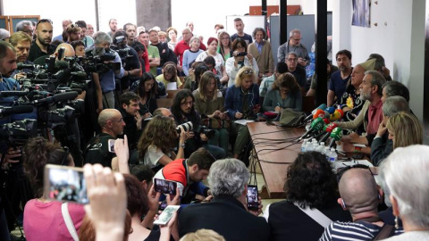 Imagen de la rueda de prensa que ha convocado Willy Toledo en el centro de pastoral San Carlos Borromeo, a la misma hora que debía declarar ante un juzgado por presuntos insultos a Dios y a la Virgen. / EFE Imagen de la rueda de prensa que ha convocado Willy Toledo en el centro de pastoral San Carlos Borromeo, a la misma hora que debía declarar ante un juzgado por presuntos insultos a Dios y a la Virgen. / EFE