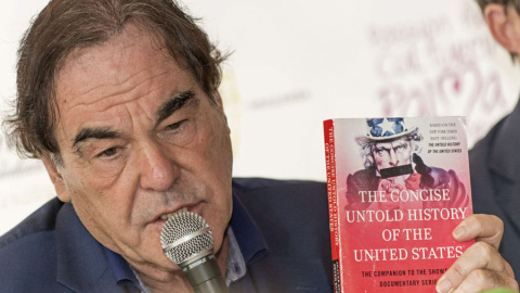 El director de cine estadounidense Oliver Stone durante la rueda de prensa que ha ofrecido tras la la proyección de su película 'Platoon' en el Mallorca International Film & Media Festival. EFE/Cati Cladera El director de cine estadounidense Oliver Stone durante la rueda de prensa que ha ofrecido tras la la proyección de su película 'Platoon' en el Mallorca International Film & Media Festival. EFE/Cati Cladera