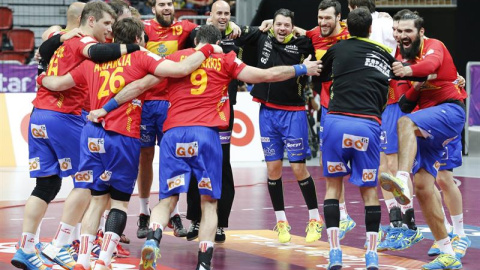 Los jugadores españoles celebran la victoria ante Eslovenia. EFE/Armando Babani Los jugadores españoles celebran la victoria ante Eslovenia. EFE/Armando Babani