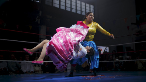 Luchadoras bolivianas durante un combate de lucha libre en Madrid, España. REUTERS / Juan Medina