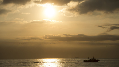 Un barco navega cerca de la costa de Barcelona. AFP PHOTO / JOSEP LAGO