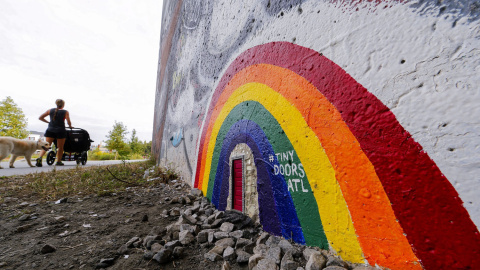 Vista de la obra "Tiny Doors" del colectivo de artistas Tiny Doors ATL expuesta en la Atlanta BetLine en Atlanta, Georgia, Estados Unidos, hoy 9 de octubre de 2015. Esculturas temporales y murales se exponen en la mayor exposición al aire l