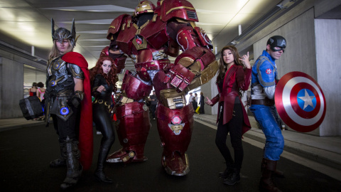 Gente vestida como Thor, Viuda Negra, Hulkbuster, la Bruja Escarlata y el Capitán América posan para fotos en el segundo día de Comic Con en Manhattan, Nueva York, 9 de octubre de 2015. REUTERS / Andrew Kelly