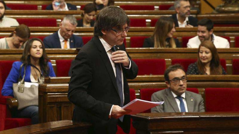 Carles Puigdemont durante su intervención en el Parlament. / TONI ALBIR (EFE) Carles Puigdemont durante su intervención en el Parlament. / TONI ALBIR (EFE)