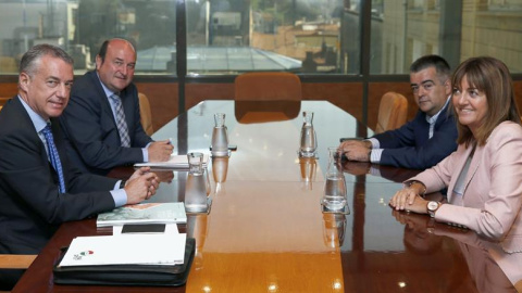 El lehendakari y candidato a la reelección, Iñigo Urkullu, junto al presidente del PNV, Andoni Ortuzar, durante la reunión con la delegación del PSE encabezada por su secretaria general, Idoia Mendia y el secretario de Organización de esta El lehendakari y candidato a la reelección, Iñigo Urkullu, junto al presidente del PNV, Andoni Ortuzar, durante la reunión con la delegación del PSE encabezada por su secretaria general, Idoia Mendia y el secretario de Organización de esta