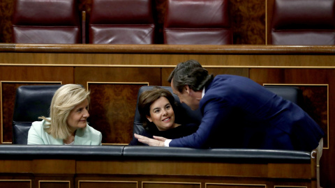 La vicepresidenta del Gobierno, Soraya Sáenz de Santamaría, la ministra de Empleo, Fátima Báñez y el portavoz del PP en el Congreso, Rafael Hernando, momentos antes del debate de los Presupuestos Generales del Estado para 2018, en el Congre La vicepresidenta del Gobierno, Soraya Sáenz de Santamaría, la ministra de Empleo, Fátima Báñez y el portavoz del PP en el Congreso, Rafael Hernando, momentos antes del debate de los Presupuestos Generales del Estado para 2018, en el Congre