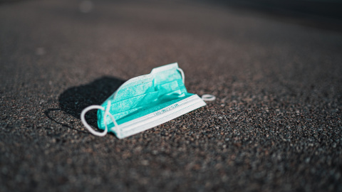Mascarilla sanitaria tirada en el asfalto. Imagen de Claudio Schwartz / Unsplash. Mascarilla sanitaria tirada en el asfalto. Imagen de Claudio Schwartz / Unsplash.