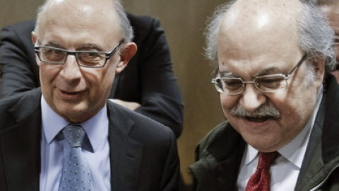 El ministro de Hacienda y Administraciones Públicas, Cristóbal Montoro, junto al conseller de Economíia, Andreu Mas-Colell, al inicio de la reunión del Consejo de Política Fiscal y Financiera (CPFF) Efe / Emilio Naranjo El ministro de Hacienda y Administraciones Públicas, Cristóbal Montoro, junto al conseller de Economíia, Andreu Mas-Colell, al inicio de la reunión del Consejo de Política Fiscal y Financiera (CPFF) Efe / Emilio Naranjo