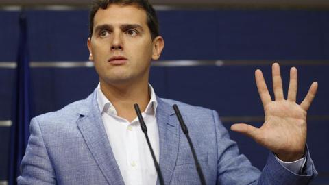 El presidente de Ciudadanos, Albert Rivera, durante la rueda de prensa que ha ofrecido hoy en el Congreso. EFE/Javier Lizón El presidente de Ciudadanos, Albert Rivera, durante la rueda de prensa que ha ofrecido hoy en el Congreso. EFE/Javier Lizón