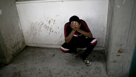 Un pariente llora la muerte del palestino de 21 años, Hamoda Mohsen, que perdió la vida durante los enfrentamientos con las fuerza de seguridad israelíes cerca de la frontera de Khan Yunis, en el sur de la Franja de GAza.- SAID KHATIB (AFP)