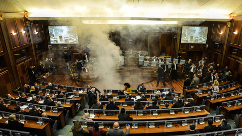 Una nube blanca de gases lacrimógenos en el parlamento de Kosovo, tras ser lanzado por miembros de la oposición.- AFP/SRT